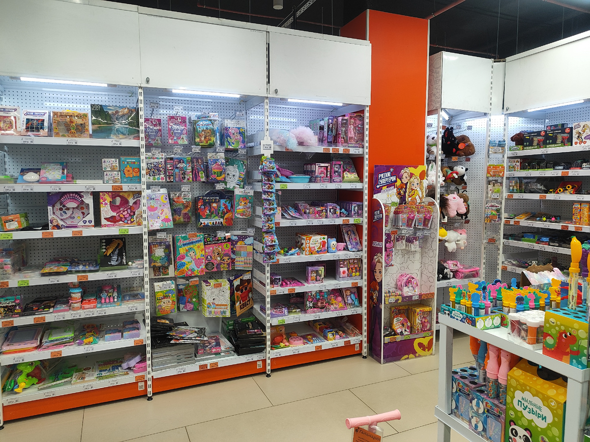 Куклы и игрушки в магазине "Галамарт". Фото автора.