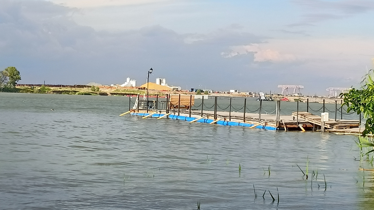 Правый берег Дона, где основное строительство Багаевского гидроузла происходит. В июле 2025 года уже идут работы  по монтажу гидромеханического оборудования. Фото автора.