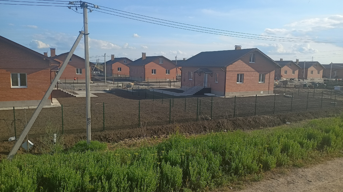 Поселок эксплуатационников тоже почти готов. Находится он  на левом берегу Дона, где я работала, отделывая  32 коттеджа. Внутри даже мебелью дома оборудованы! Фото автора.