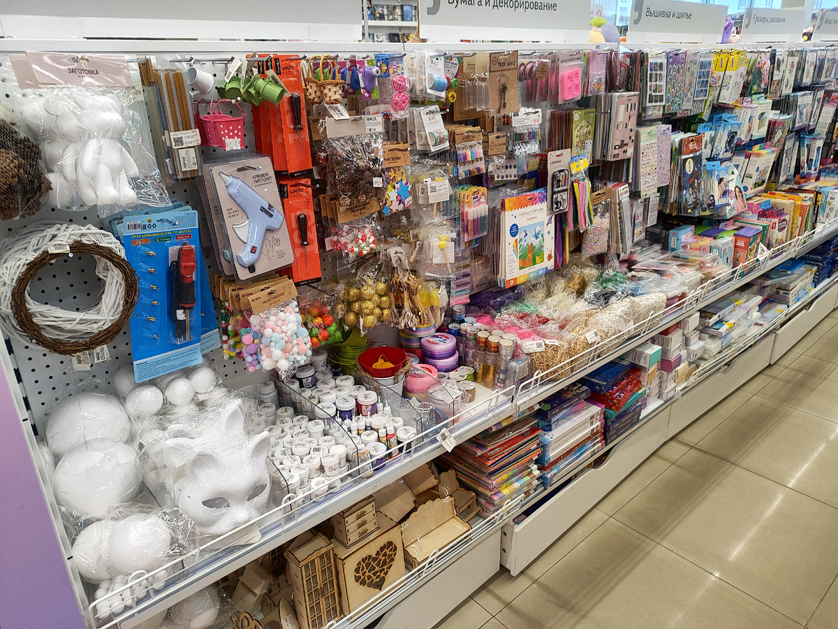 Товары для творчества в магазине "Буквоед". СПб. Фото автора.