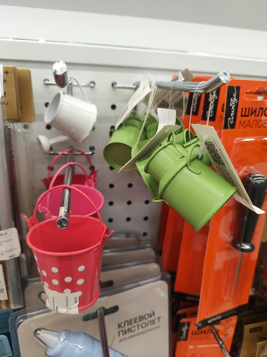 Товары для творчества в магазине "Буквоед". СПб. Фото автора.