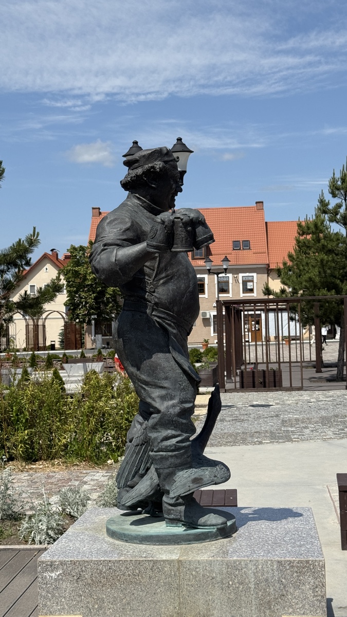 Скульптура "Добряк с бочонком пива" установлена на площади Железнодорожного в 2022 г.