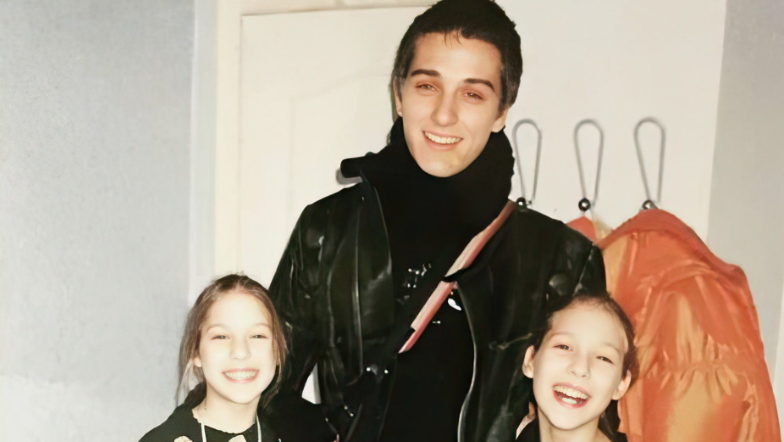 Станислав Бондаренко с младшими сёстрами. Фото: Pinterest