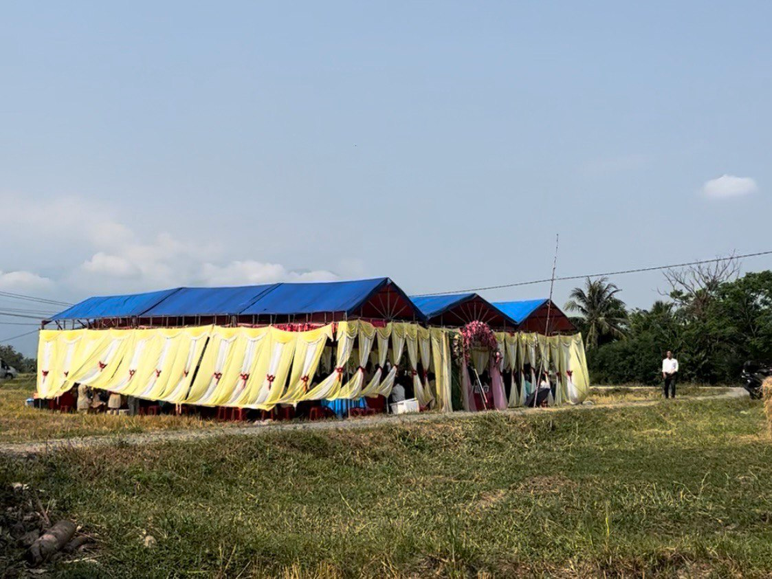 Банкетный шатер посреди поля