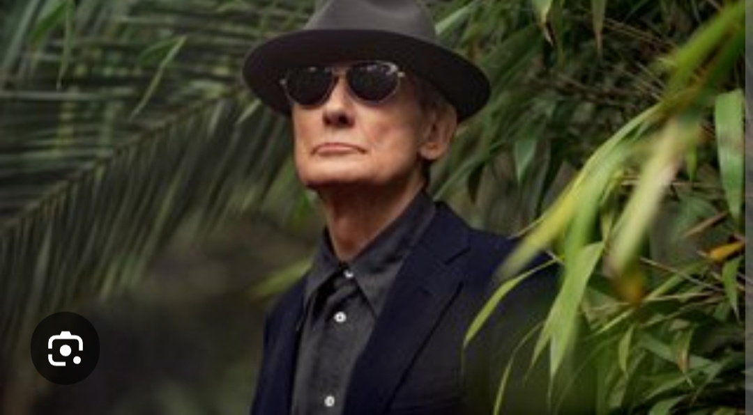 Кадр из сериала «Человек, который упал на землю»