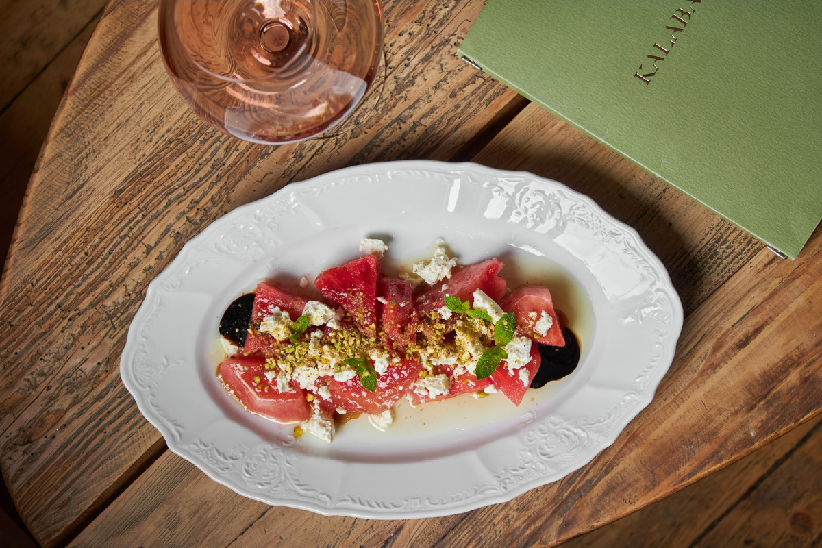 Арбуз с фетой, фисташками и соусом юдзу-понзу