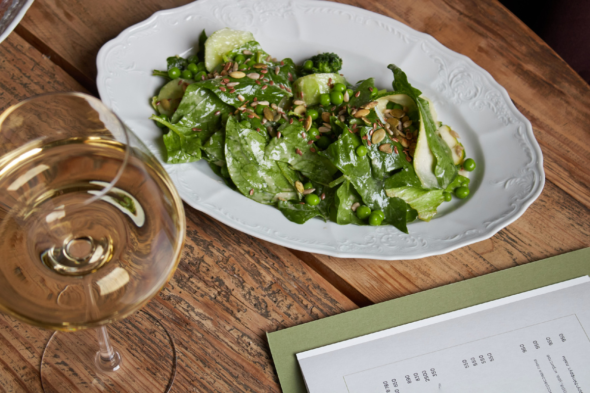 Зеленый салат с миксом семечек и медовым дрессингом