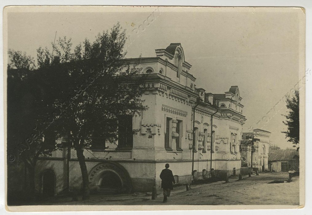 Открытка. Здание Музея революции, бывший дом Ипатьева, в котором были расстреляны Николай II и его семья. 1934 г. Жан Берланд. ГМПИР, Фонд филокартии