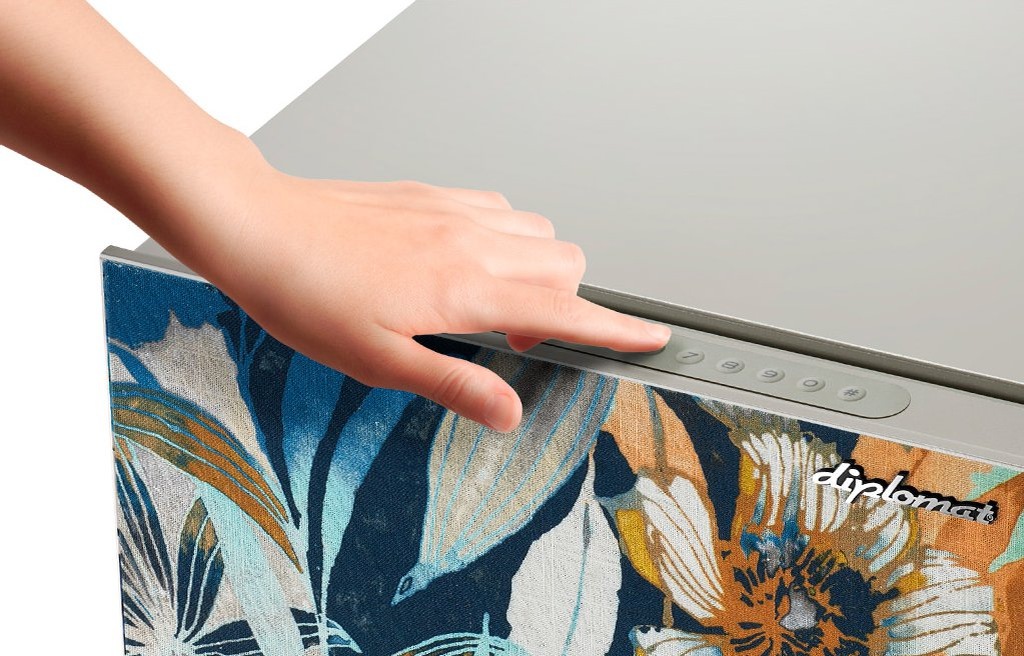 Клавиатура электронного замка сейфов Diplomat HANA располагается на верхнем торце двери