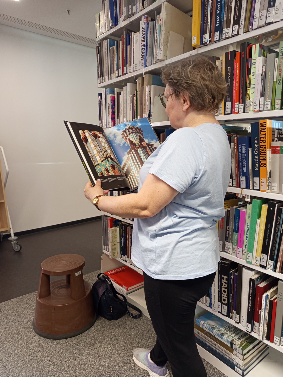 Я в библиотеке. Альбом прекрасный. И библиотека чудо как хороша