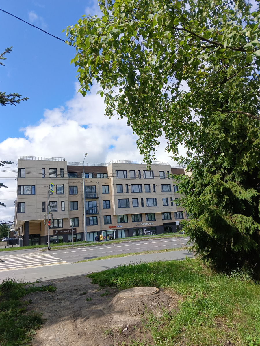 фото автора: рядом с гостиницей Космос