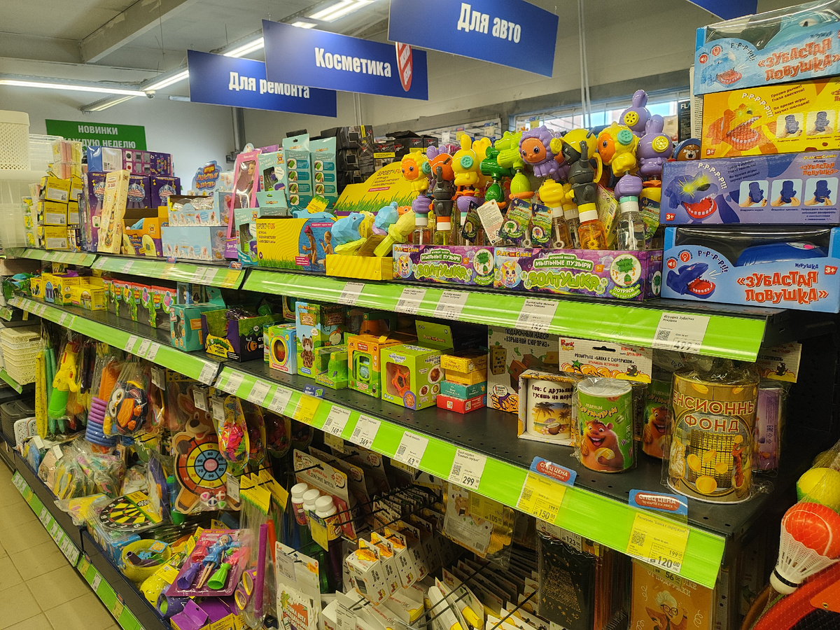 Куклы и игрушки в магазине "Фикс Прайс". СПб. Фото автора.