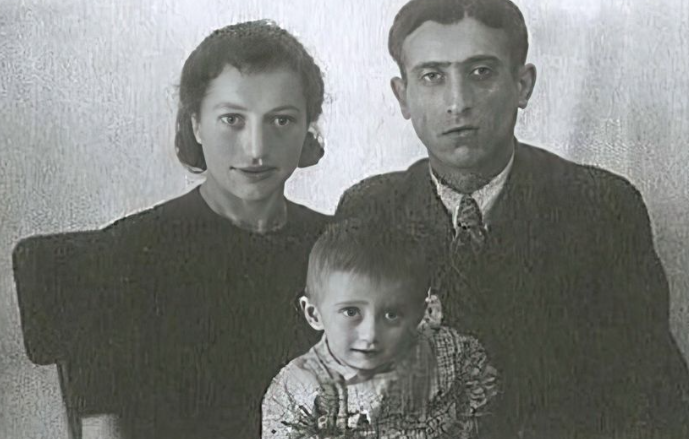 Маленький Юрий Айзеншпис с родителями. Фото: Pinterest