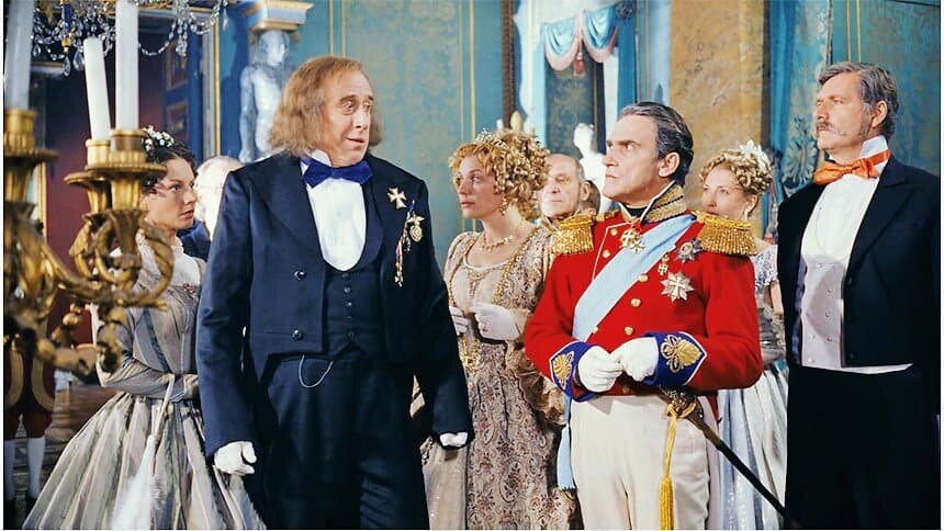 К концу жизни Андерсен удостоился благосклонности коронованных особ, ему рукоплескала вся Европа, но один Ганс знал, чего стоило гадкому утенку превратиться в прекрасного лебедя!