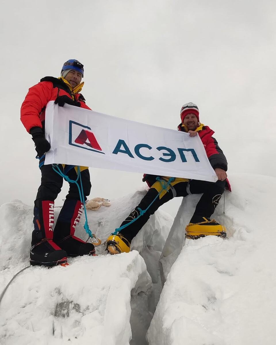 Когда горы позволяют подняться на них
Вернулся из Непала с багажом эмоций и двумя пройденными вершинами. Лобуче Восточный (6119м) и Island Peak (6180м) - два шеститысячника, покоренных за одну экспедицию. Горы позволили нам подняться на них, и мы благодарны за эту возможность.
Эволюция плана: от одной вершины к двум
Изначально планировали классическое восхождение на Лобуче Восточный - популярный маршрут для тех, кто впервые идет на шеститысячники. Это техническая, но не слишком сложная гора, идеальная для акклиматизации и получения опыта высотного альпинизма.
Однако за несколько недель до отъезда мой партнер по восхождениям @viktor.v.voitovich предложил амбициозную идею: за одну поездку покорить две вершины. Вторая цель - Island Peak, техническая гора категории сложности 3Б, требующая серьезных навыков работы с альпинистским снаряжением.
Это решение кардинально изменило всю логистику экспедиции. Пришлось пересмотреть график, убрать дни отдыха, сократить ночевки в промежуточных лагерях. Мы решили делать переходы, рассчитанные на два дня, за один день. Наш гид @makaluextreme поддержал эту "авантюру", что придало нам уверенности в правильности решения.
