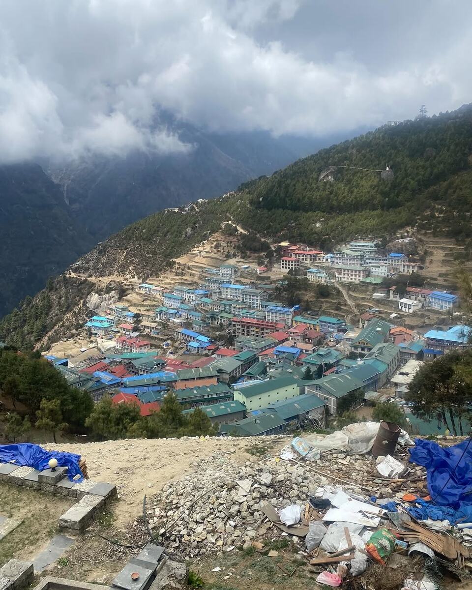 Технические особенности маршрута
156 километров пешком по высокогорью - это не просто цифра. Каждый километр на высоте свыше 4000 метров дается значительно тяжелее, чем на уровне моря. Разреженный воздух, перепады температур, сложный рельеф - все это требует не только физической подготовки, но и ментальной устойчивости.
Набор высоты составил 11 километров, и столько же пришлось спускаться. Это означает постоянную работу мышц в условиях кислородного голодания. На высоте 5000-6000 метров концентрация кислорода составляет лишь 50-60% от уровня моря, что значительно усложняет любую физическую активность.
Лобуче Восточный стал моим первым шеститысячником - важной вехой в альпинистской карьере. Технически это не самая сложная гора, но психологически преодоление отметки в 6000 метров имеет огромное значение. Это другой уровень альпинизма, другие требования к подготовке и снаряжению.
