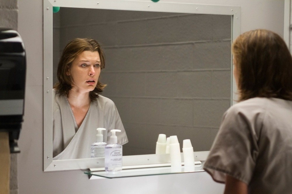 Movie Central / YouTube📷Кадр из фильма «Лица в толпе» (2011), в котором героиня в исполнении Милы Йовович страдает приобретенной прозопагнозией, полученной после травмы головы