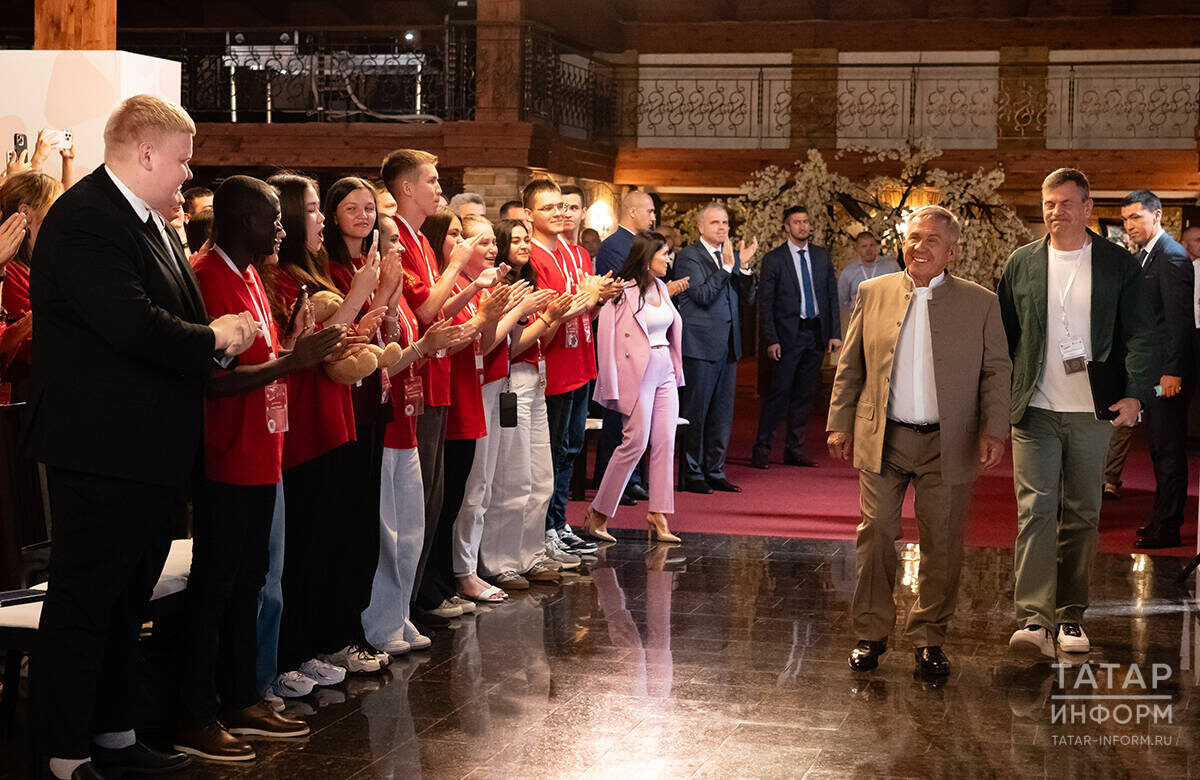 Раис Татарстана пообщался со студентами «Летнего кампуса Президентской академии», который собрал вместе 200 студентов из различных регионов России и 15 стран мираФото: © Салават Камалетдинов / «Татар-информ»