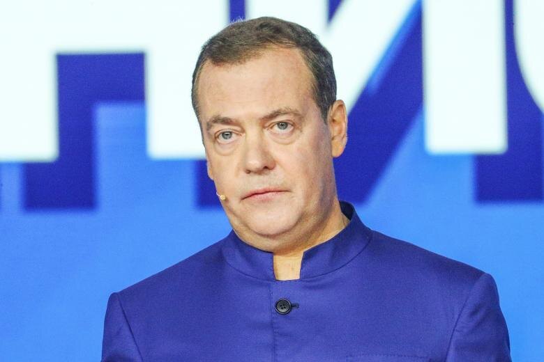 Медведев призвал готовиться к масштабному эксперименту с правилами въезда мигрантов в Россию
