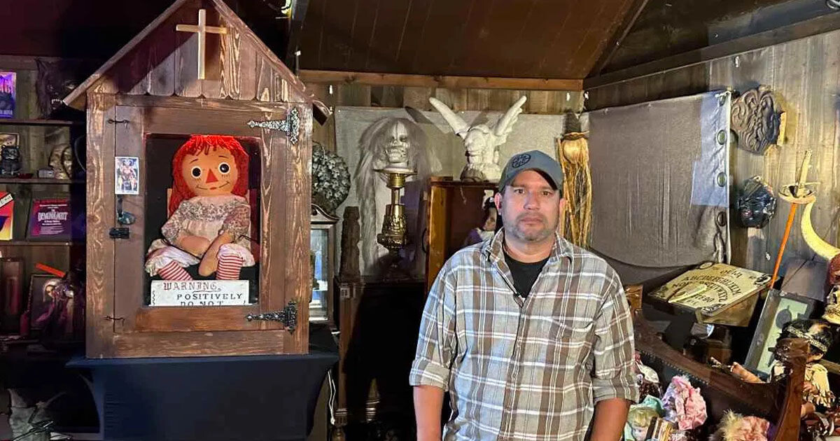 Дэн Ривера - хранитель исторической тряпичной куклы Аннабель - прототипа экранного героя