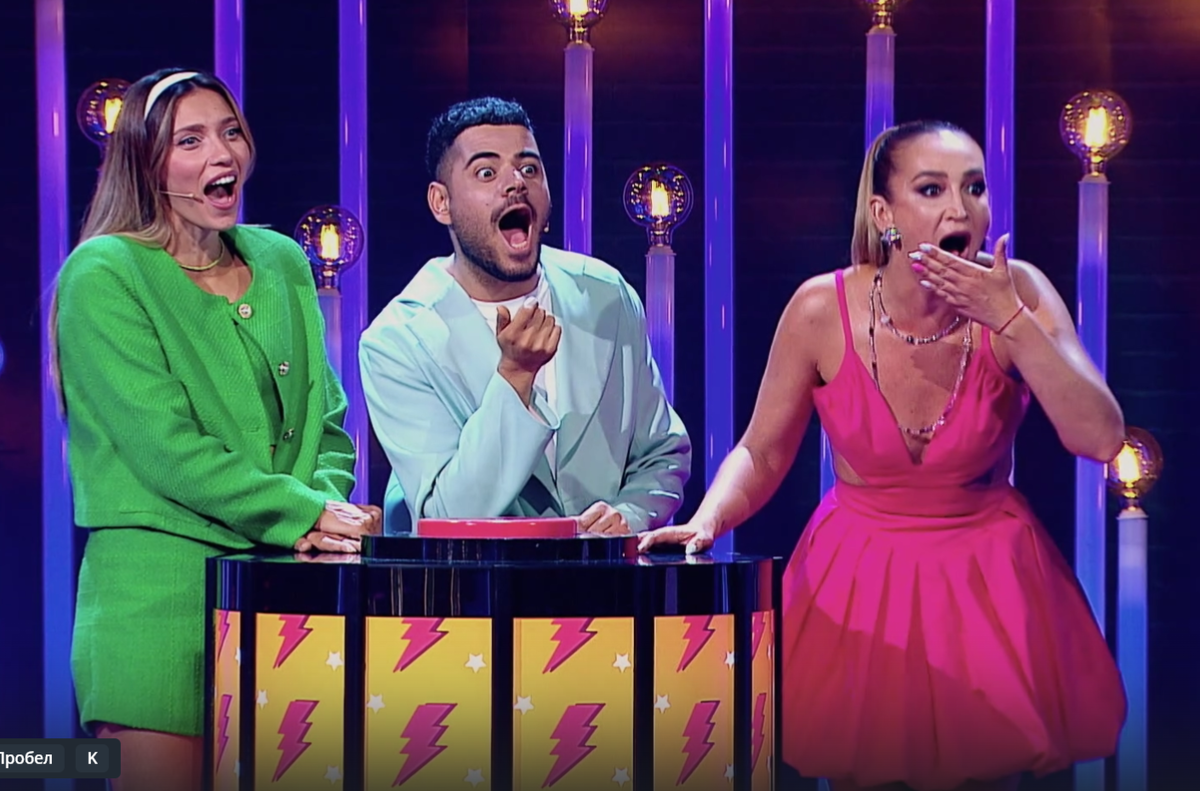    Роман Каграманов, ведущий шоу, и приглашённые звезды были поражены мастерством участника из Астрахани. Скриншот с передачи телеканала «Пятница».