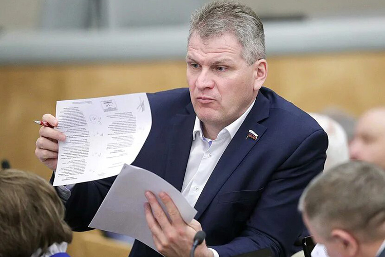    Алексей Куринный: «Совершенно непонятно, какие требования к сетям устанавливаются, что будет входить в количество той собираемой с граждан информации — посещение данных, Ф. И. О., контакты?».   
Фото:  duma.gov.ru