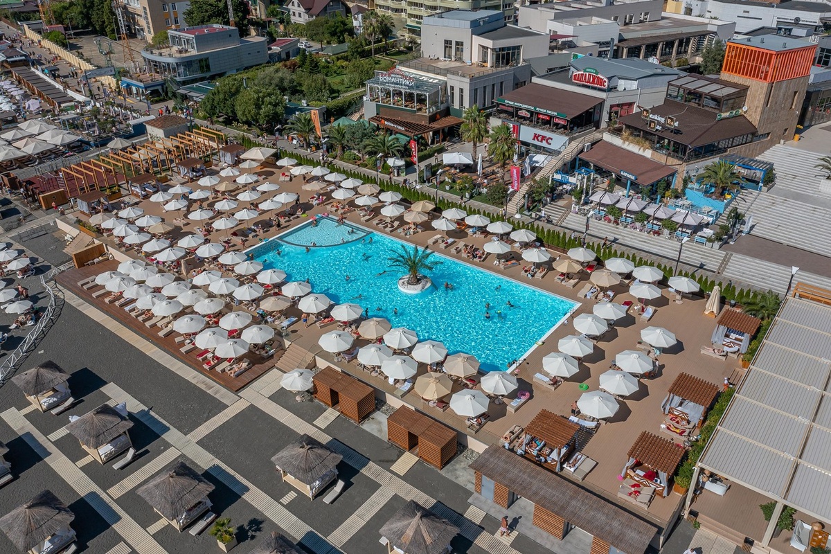 Пляжный клуб «Мандарин» в бассейнами Runwill Pools, Сочи
