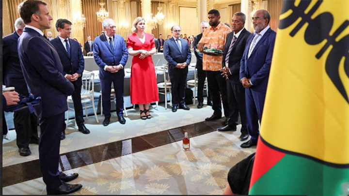    В пригороде Парижа было подписано соглашение о создании нового государства - Новой Каледонии. Скриншот: ТГ-канал "Взгляд.ру"