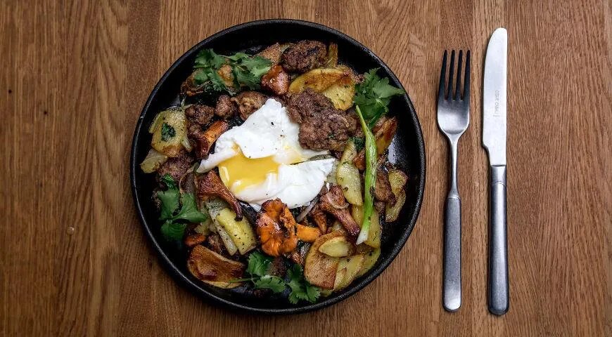 Жареные лисички с картофелем и яйцом пашот (предоставлено пресс-службой заведения)