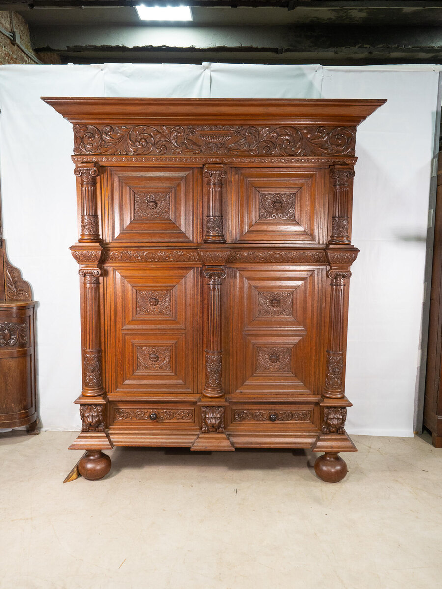 Антикварный шкаф с резным орнаментом 1850-х гг. из коллекции Alter Ego Home
