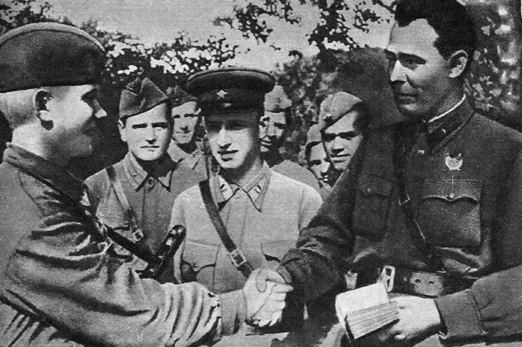 Бригадный комиссар Брежнев (справа) вручает бойцу партбилет /// ФОТО: WIKIPEDIA.ORG