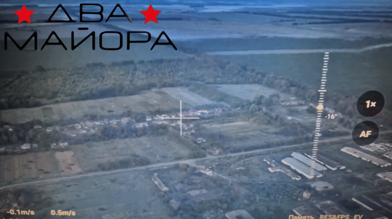 Пример того, как в Сумской области не пожалели двух осколочно-фугасно-зажигательных бомб для удара по точке, которую могли держать буквально пара отделений вражеской пехоты. Ещё в начале 2024 года такое "расточительство" и представить себе было невозможно. Источник: ТГ-канал "Два майора"