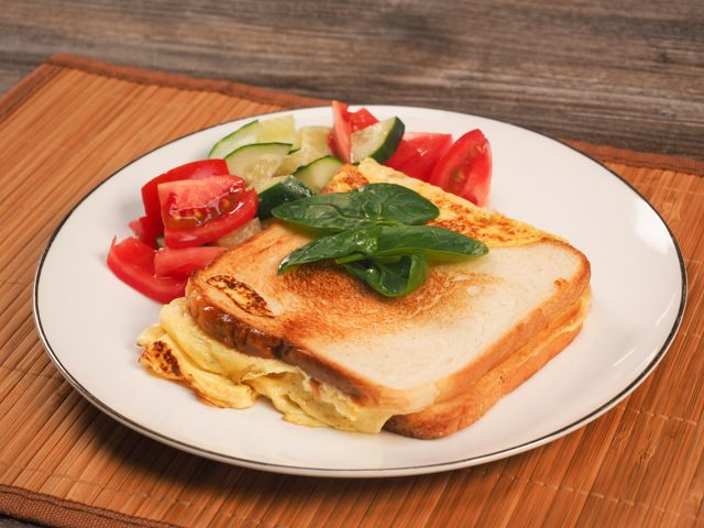 Сэндвич с омлетом и свежими овощами: сытно, вкусно и за 15 минут