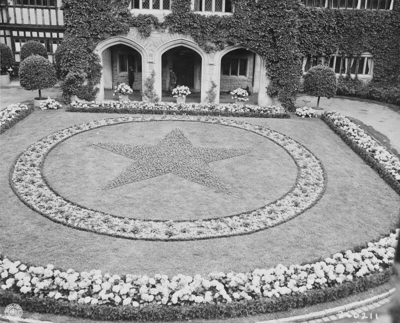 Вид на дворец Цецилинхоф незадолго до открытия Потсдамской конференции.