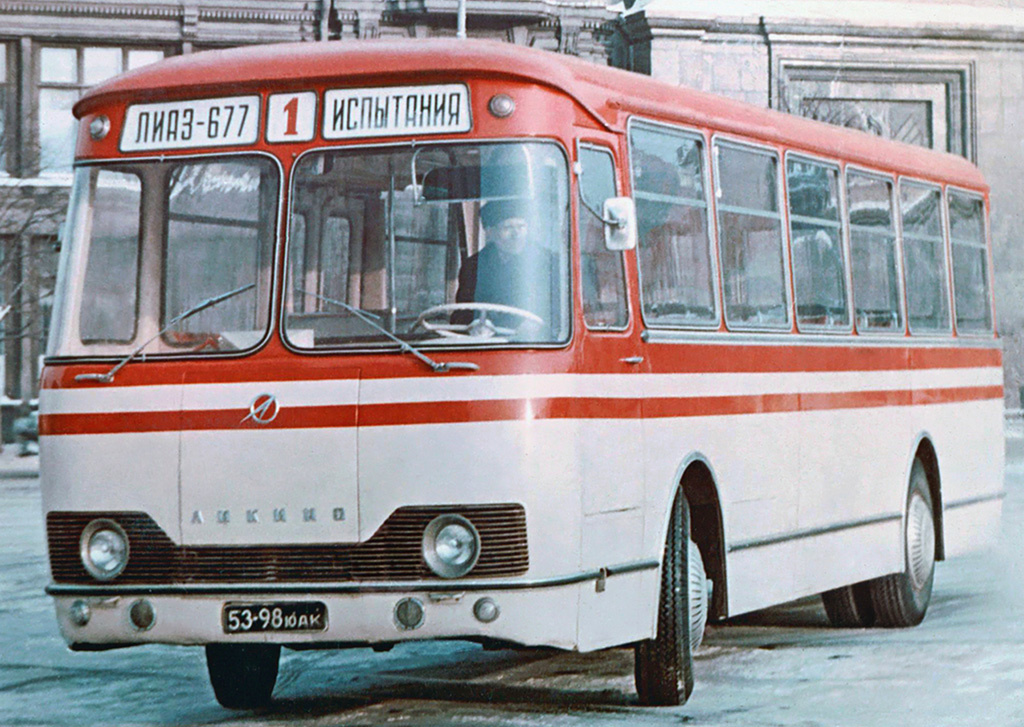 Первый опытный образец, о чем напоминает цифра в маршрутоуказателе («аншлаге»). Собран к 7 ноября 1962 года. В числе отличий от серийного — планетарные двухстворчатые двери. Заказанные в Венгрии задние мосты Rába еще не прибыли, и на этом автобусе установлен двухступенчатый мост НАМИ. А передние колеса закреплены на независимой подвеске с диагональными рычагами