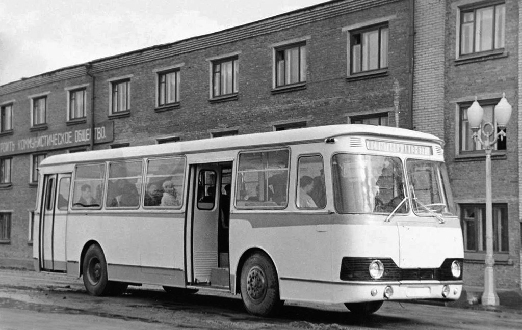 На новом автобусе — строить светлое коммунистическое будущее! Прототип № 2, также пока с планетарными дверьми