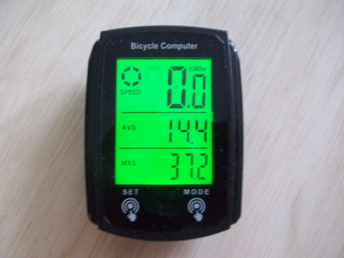 Показания велокомпьютера: средняя и максимальная скорости поездки. Источник: фото автора