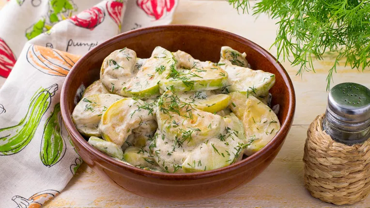 Кабачки со сметаной и чесноком: нежное и ароматное блюдо без лишних хлопот