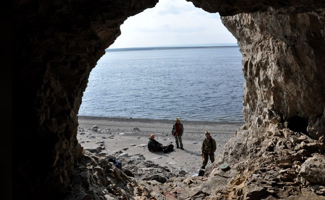 Пещера и исследователи рядом с озером Таба-Баастах. Фото: член экспедиции Александр Осинцев. Источник: istu.edu