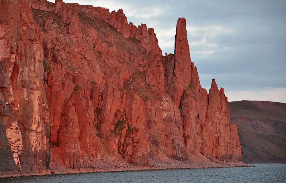 Скалы рядом с озером Таба-Баастах. Фото: исследователь, член экспедиции Александр Осинцев. Источник: istu.edu