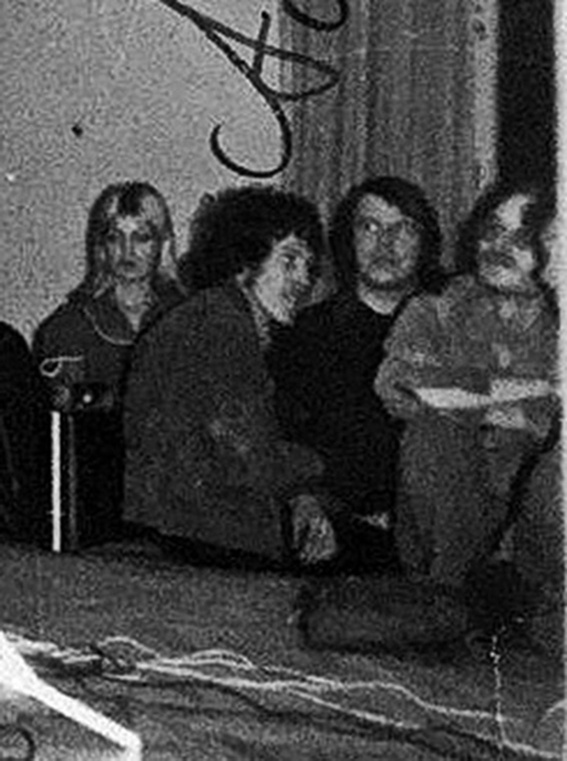 Концерт рок-группы "Второе дыхание" в Москве, 12 апреля 1974 года. На сцене спиной сидит Андрей Макаревич, рядом с ним, справа, Сергей Грачев. Фото из ВК-сообщества "Бит. Книга воспоминаний"