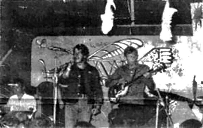 Сергей Грачев (в центре) и группа ЛУЧШИЕ ГОДЫ в студенческом лагере "Буревестник". Возможно, 1972 год. Фото из ВК-сообщества "Бит. Книга воспоминаний"