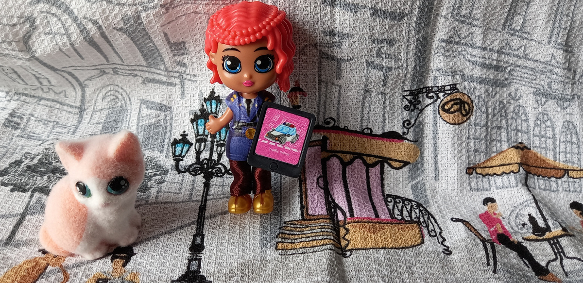 Автоинспектор Мария Моторова со мной с марта этого года. Но делать фотоистории и спектакли с её участием и показать её здесь, на канале я решилась только сейчас. Планшет с машиной - её "родной". А золотистая пряжка - мой подарок. Гетры куклы - работа моей мамы. 