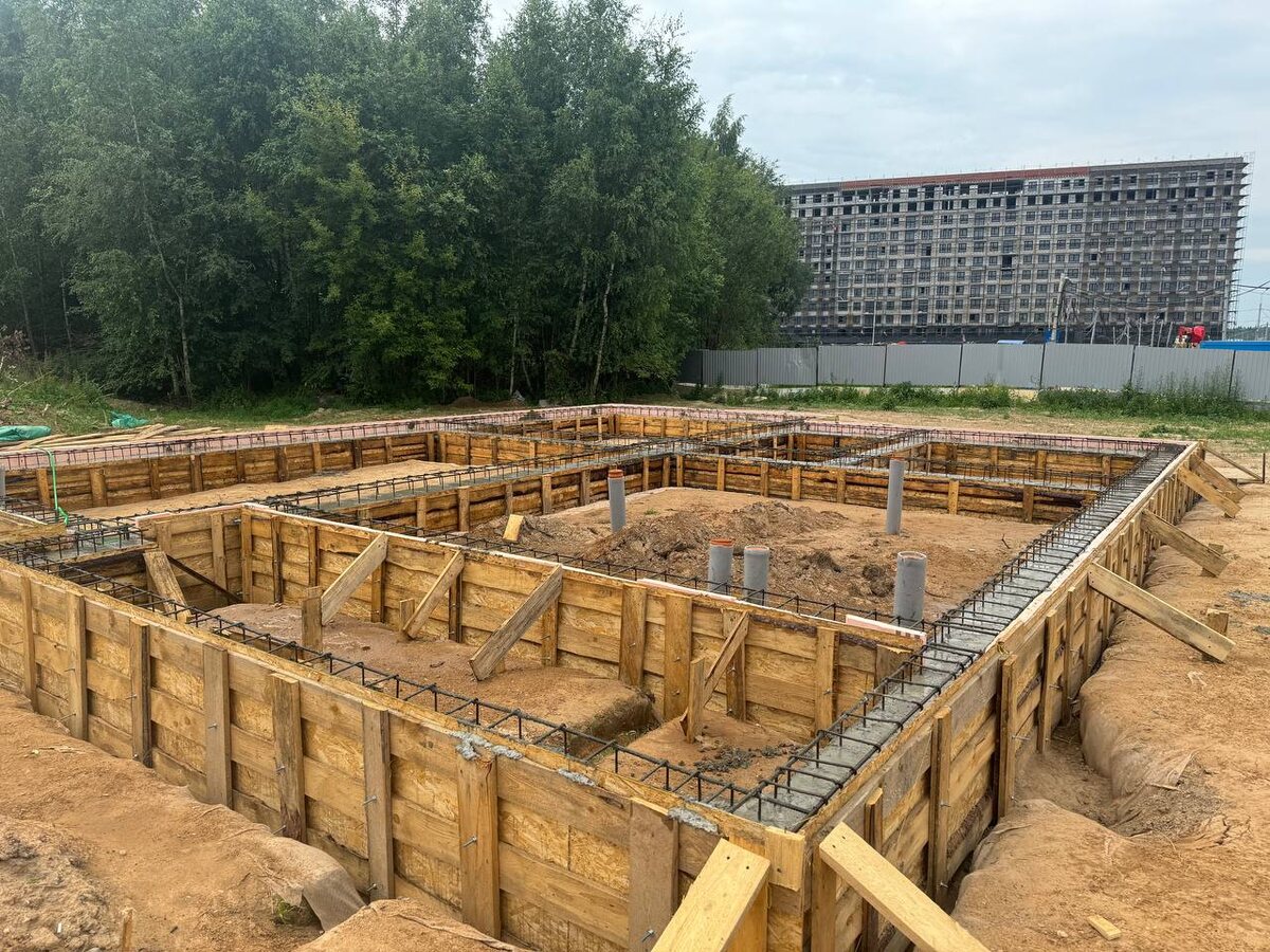 Монтаж монолитного ленточного фундамента на объекте Интел Групп. Опалубка, арматура, заливка.