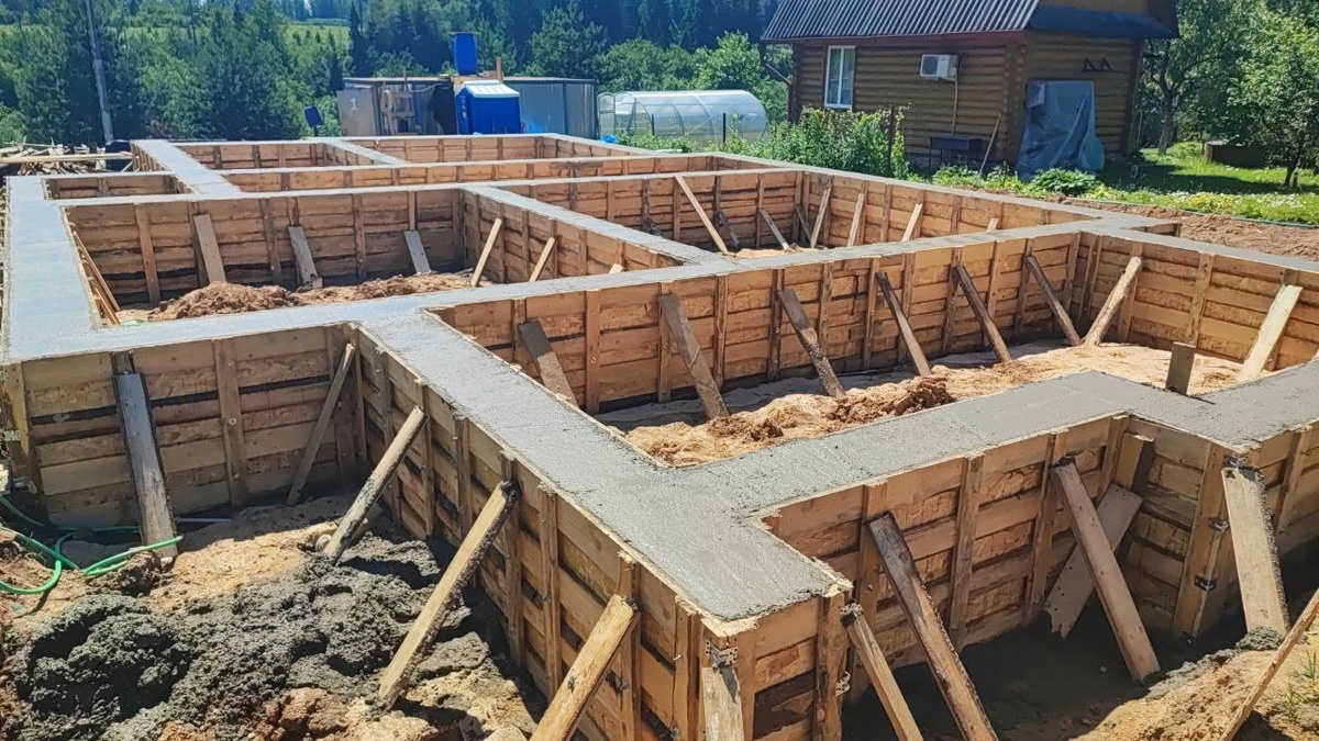 Монтаж монолитного ленточного фундамента на объекте Интел Групп. Опалубка, арматура, заливка.