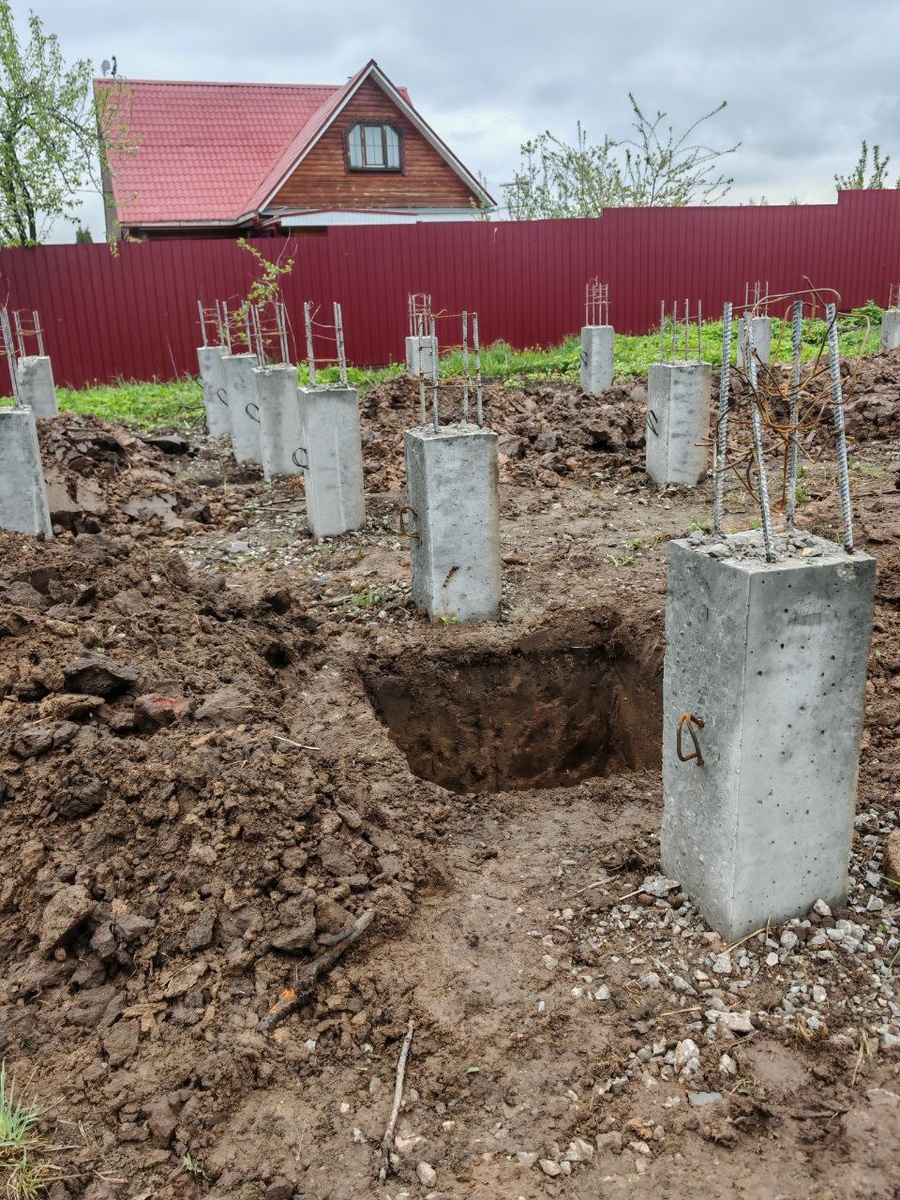 Железобетонные сваи с выпуском арматуры готовы к монтажу ростверка. Такой тип фундамента дает высокую прочность, подходит для сложных грунтов и обеспечивает надежную опору под дом. Объект Интел Групп, Московская область