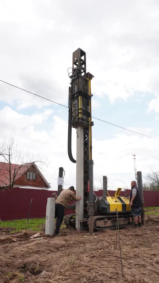 Установка железобетонных забивных свай под ростверковый фундамент на объекте «Интел Групп» в Подмосковье. Такой фундамент часто применяем на участках с высоким уровнем грунтовых вод и слабонесущими грунтами.