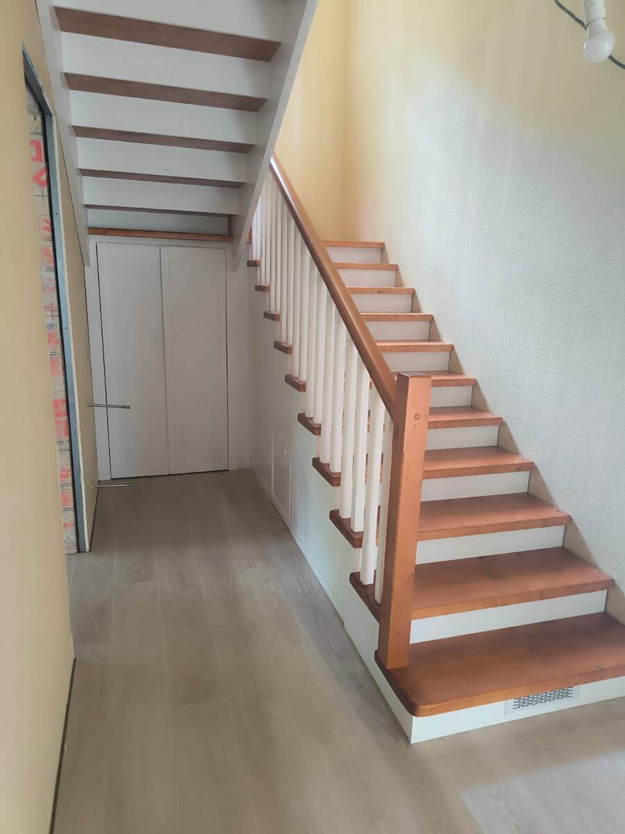 Эта лестница сделана под жильцов дома-пенсионеров: более пологая, с широкими и невысокими ступенями.