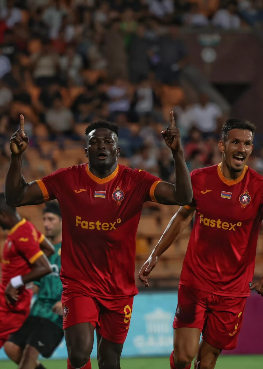 Нападающий ФК "Пюник" Мариус Нубисси празднует забитый гол в ворота ФК "Тре Фиори" во время ответного матча первого квалификационного раунда Лиги Конференций УЕФА (17 июля 2025). Еревaн © Photo : press office of the FC Pyunik