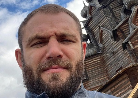    «Это заведение скоро моим будет!» В Луганске боец «Ахмата» приставал к девушкам и устроил драку со спортсменом Максимом Дивничем